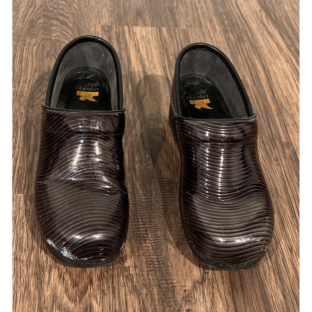 Dansko XP Women's Size EU 40 Stripe Patent Leather Professional Clog Black